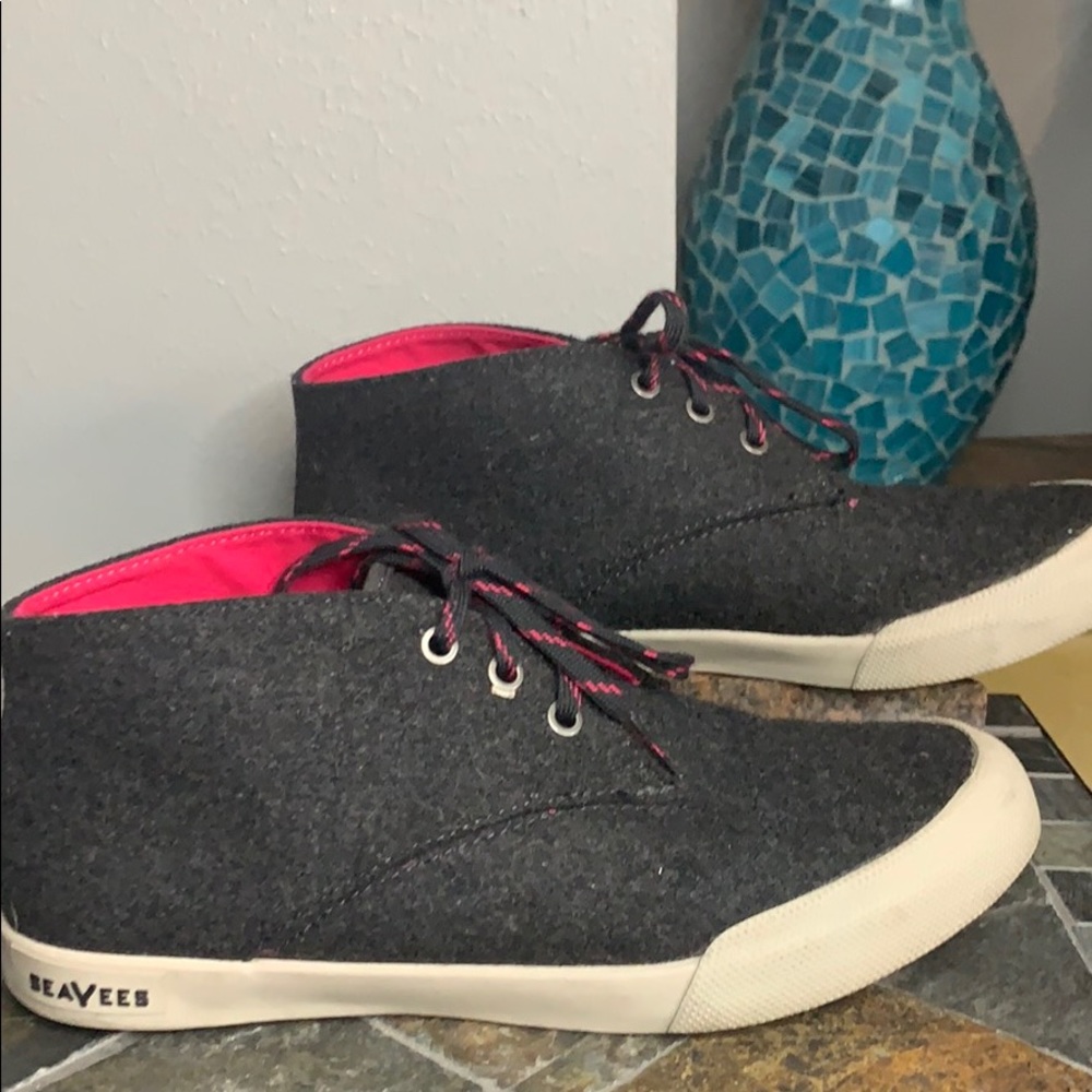 SeaVees Haight Chukka Sneaker in Charcoal & Pink